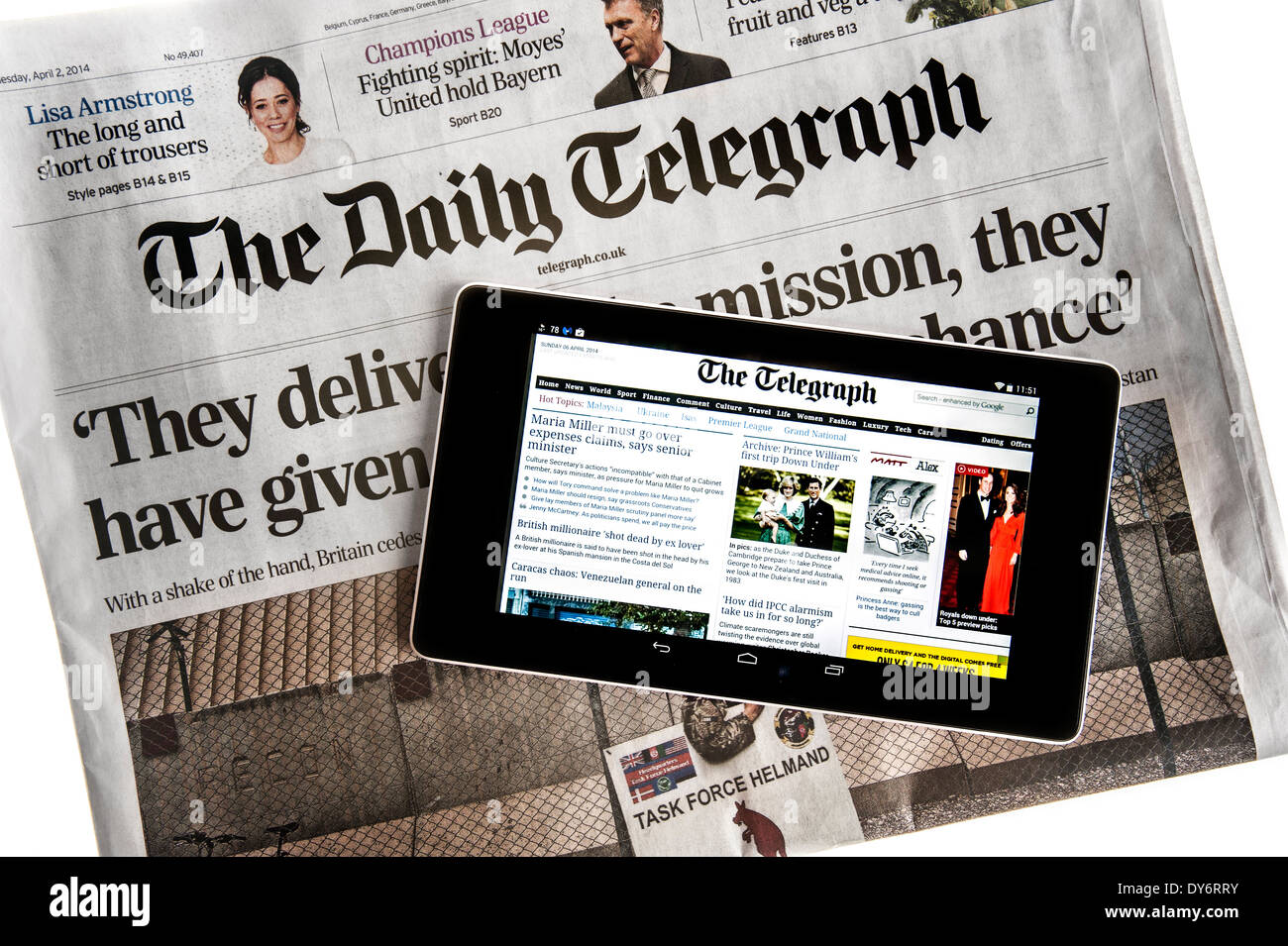 Digital Touchscreen-Tablet Online-Welt-Anzeige auf der Oberseite britischen Daily Telegraph Zeitung auf weißem Hintergrund Stockfoto