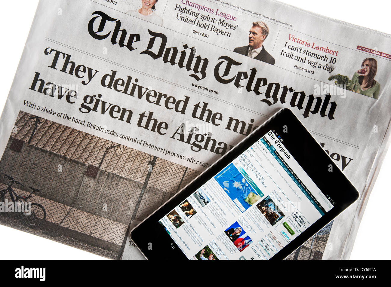 Digital Touchscreen-Tablet Online-Welt-Anzeige auf der Oberseite britischen Daily Telegraph Zeitung auf weißem Hintergrund Stockfoto