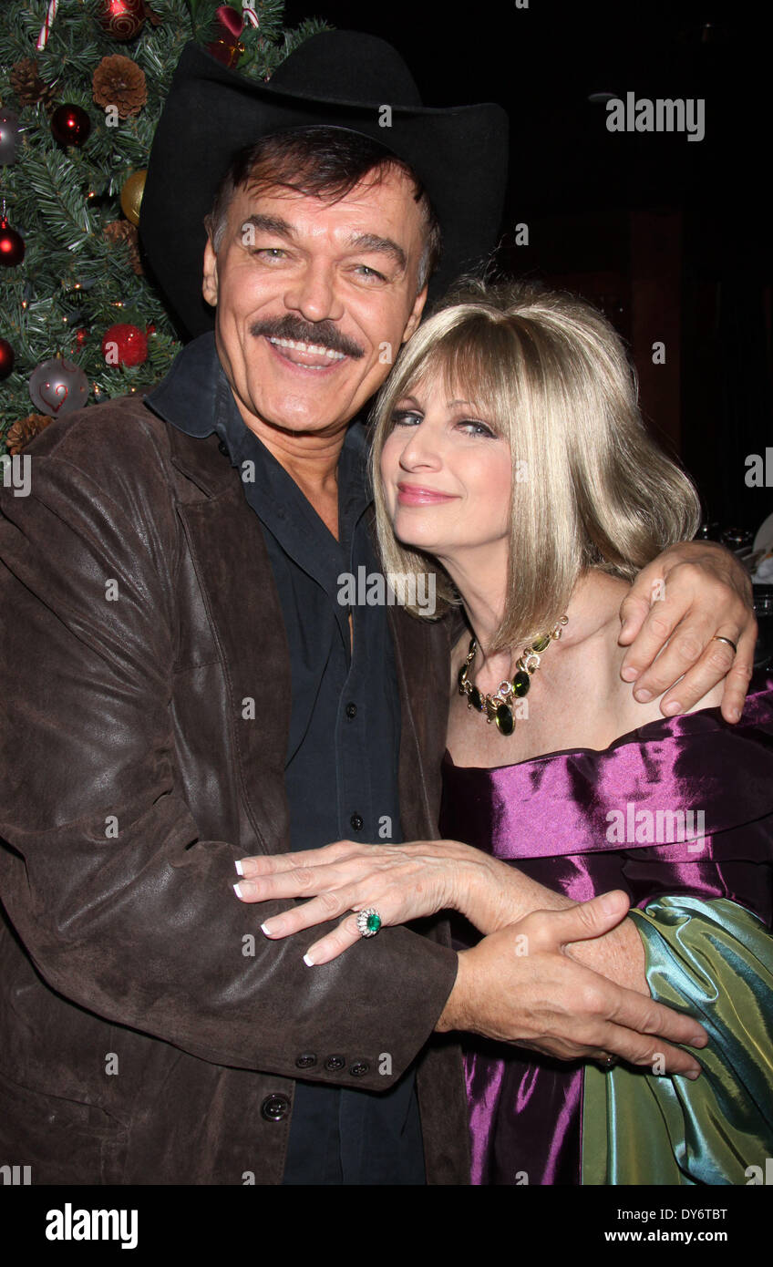 Randy Jones aus "The Village People" besucht Carla DelVillaggio hinter den Kulissen nach Carlas one Woman Show "Streisand: A Christmas Special" anlässlich der Laurie Beechman Theater Featuring: Randy Jones, Carla DelVillaggio Where: New York NY USA wenn: 14. Dezember 2012 Stockfoto