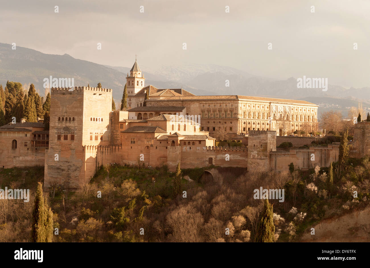 Der Palast von Alhambra, Granada bei Sonnenuntergang, Blick von der Plaza St. Nikolaus, Granada, Andalusien Spanien Europa Stockfoto