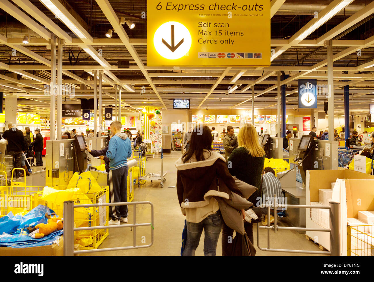 IKEA Einrichtungshaus, Einrichtung, Menschen beim Einkaufen und Wartezeiten an der Kasse, Wembley, London UK Stockfoto