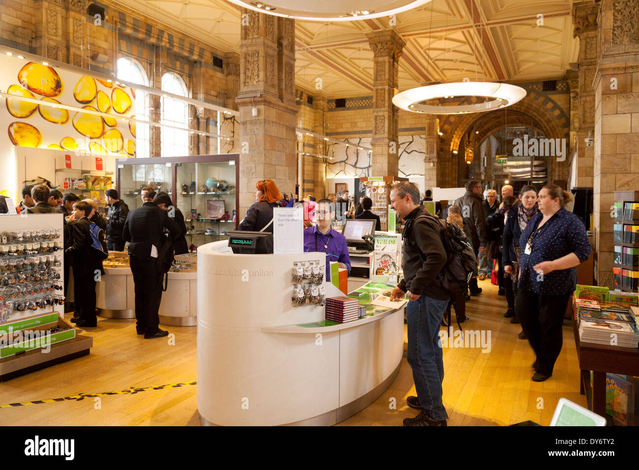 Menschen beim Einkaufen in der Museums-Shop, Natural History Museum, London UK Stockfoto