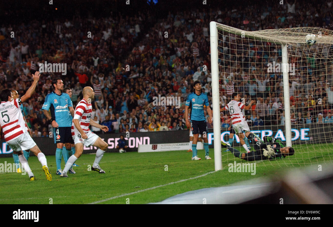 Das Lokalderby zwischen Sydney FC und Western Sydney Wanderers. Es gibt Spekulationen, die Del Pierro, Sydney FC nächste YearFeaturing nicht zurückgegeben wird: Western Sydney Kapitän Michael Beauchamp schießt sein Team s zweite Tor wo: Sydney AustraliaWhen: 1 Stockfoto