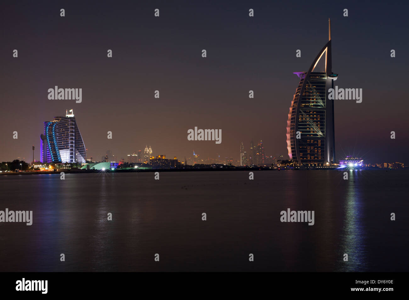 Burj Al Arab Hotel in Dubai Jumeirah Strand in der Nacht Stockfoto