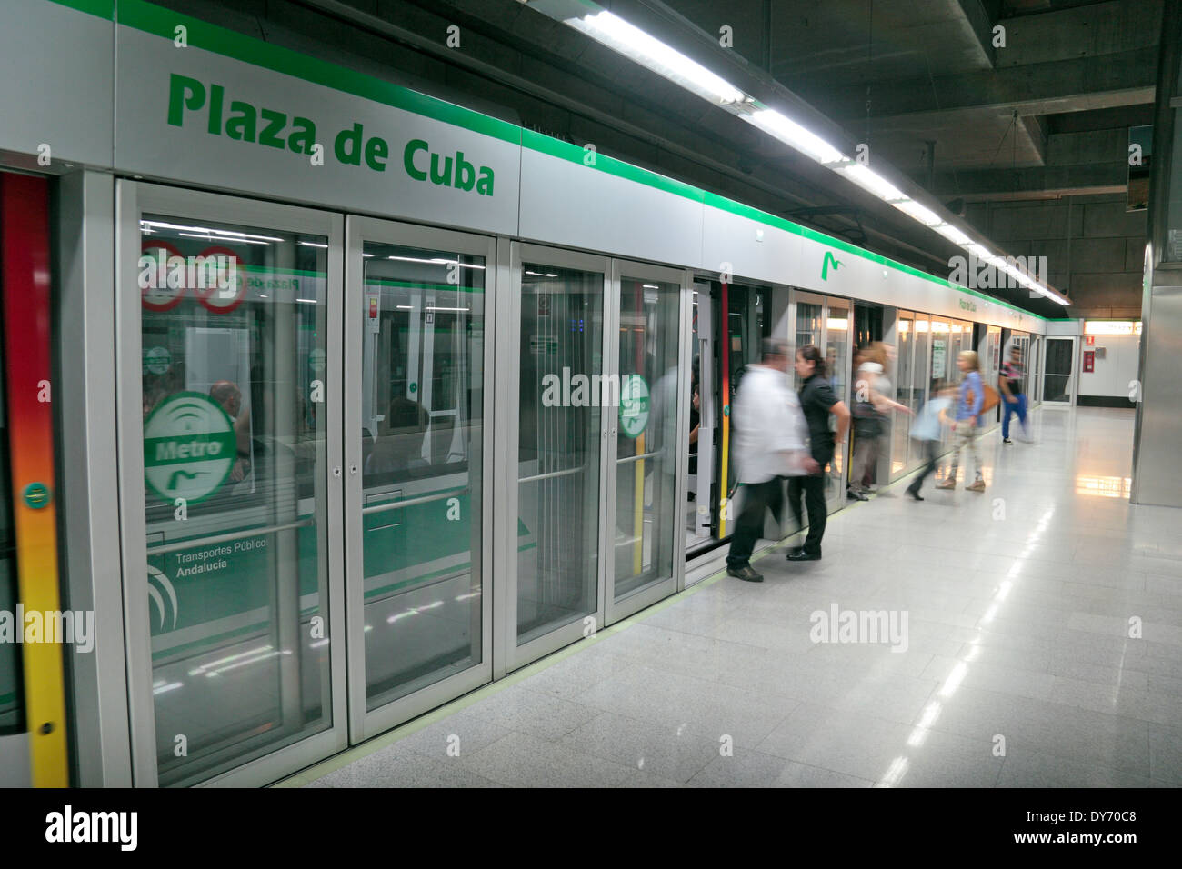 Typischen geschlossenen U-Bahn-Bahnsteig mit einem Zug in den Bahnhof, Plaza de Cuba, Sevilla, Spanien. Stockfoto