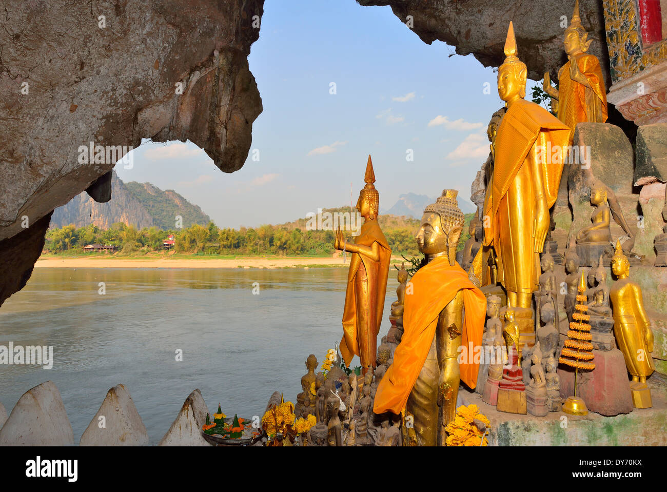 Die Pak Ou Höhlen -über dem Fluss Mekong- im Inneren zeigt Tausende von buddhistischen Statuen in der Wallfahrtsort Laos, Südostasien Stockfoto