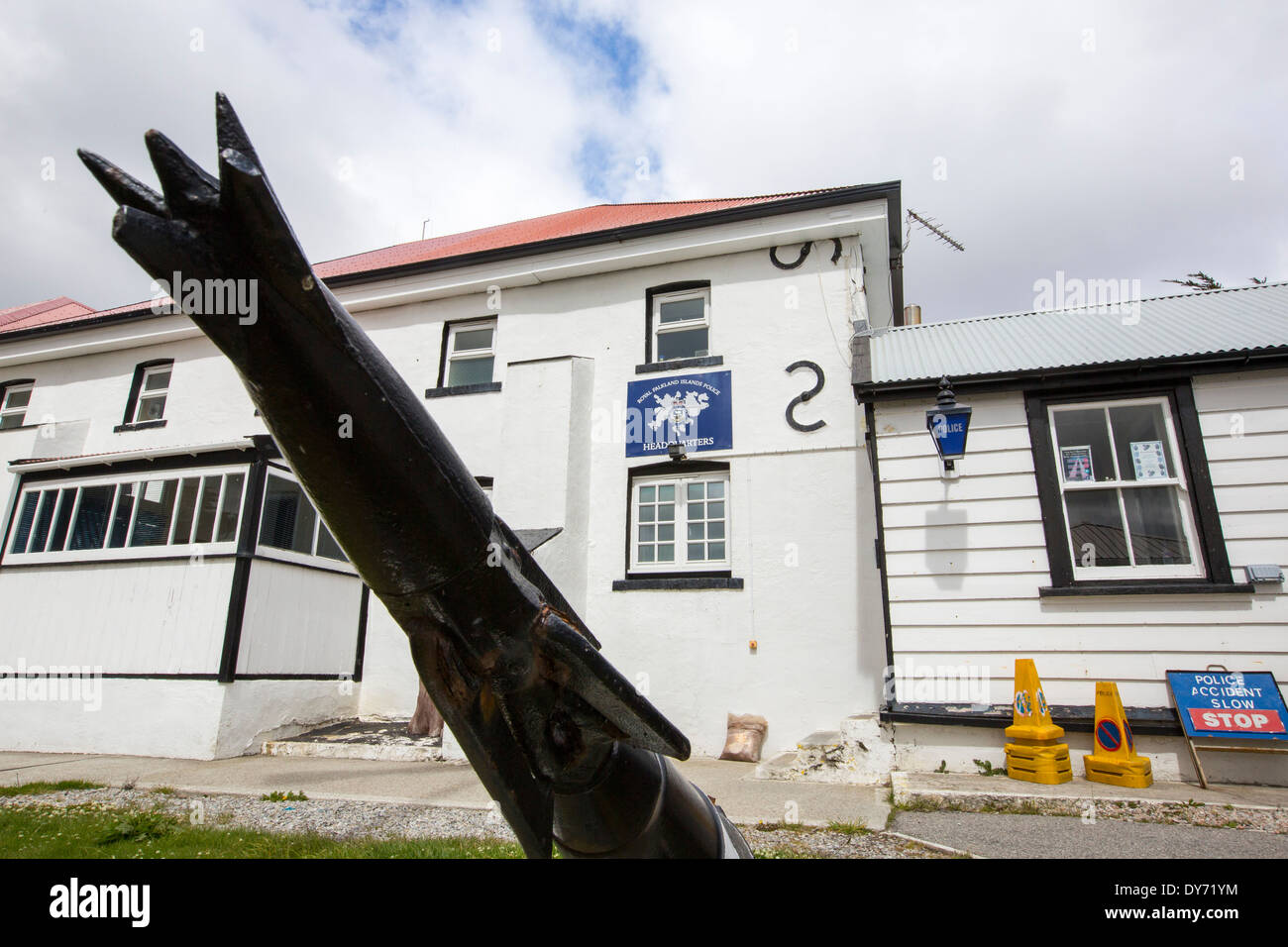 Das Polizeipräsidium in Port Stanley, der Hauptstadt der Falkland-Inseln, mit einer Wal-Harpune außerhalb. Stockfoto