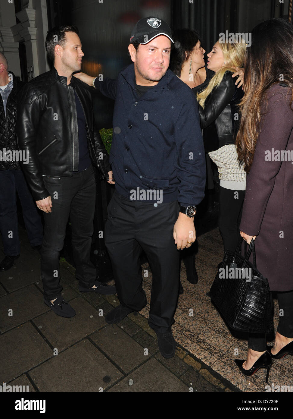 Tamara und Petra Ecclestone mit ihrer Mutter und Ihrem Partner am Kai Restaurant Featuring: James Stunt, Slavica Ecclestone, Petra Ecclestone, Tamara Ecclestone Where: London Vereinigtes Königreich wenn: 19. Dezember 2012 Stockfoto