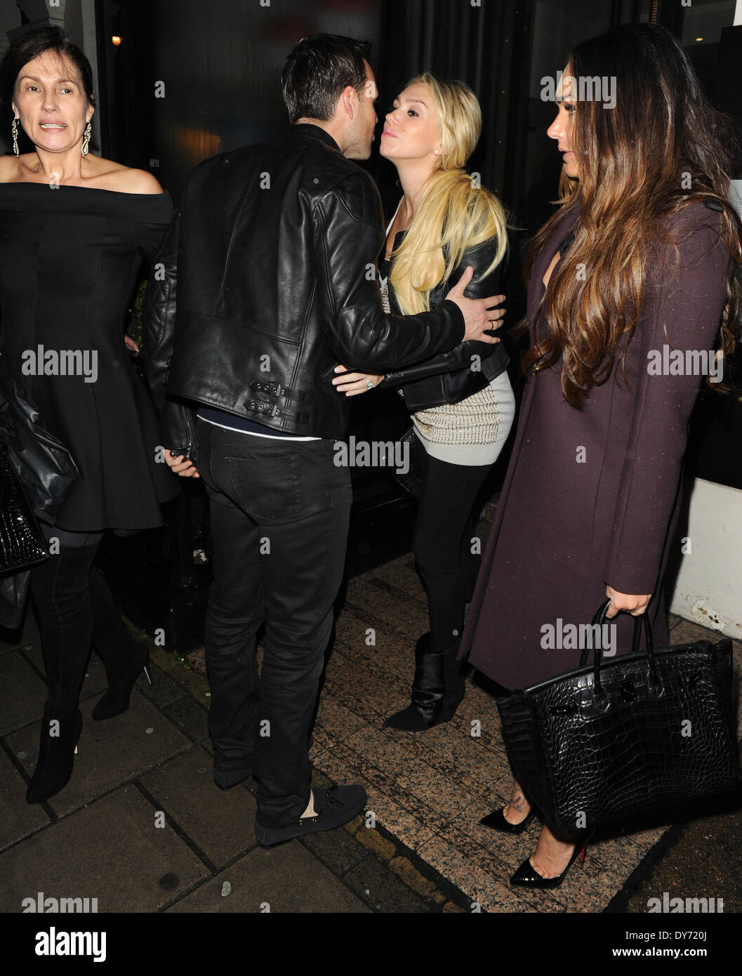Tamara und Petra Ecclestone mit ihrer Mutter und Ihrem Partner am Kai Restaurant Featuring: Slavica Ecclestone, Petra Ecclestone, Tamara Ecclestone Where: London Vereinigtes Königreich wenn: 19. Dezember 2012 Stockfoto