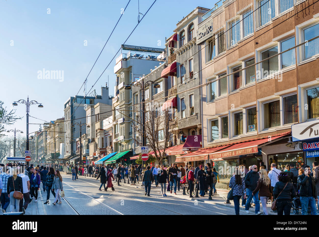 Massen auf Divan Yolu Caddesi, eine der Hauptstraßen der Stadt im Stadtteil Sultanahmet, Istanbul, Türkei Stockfoto