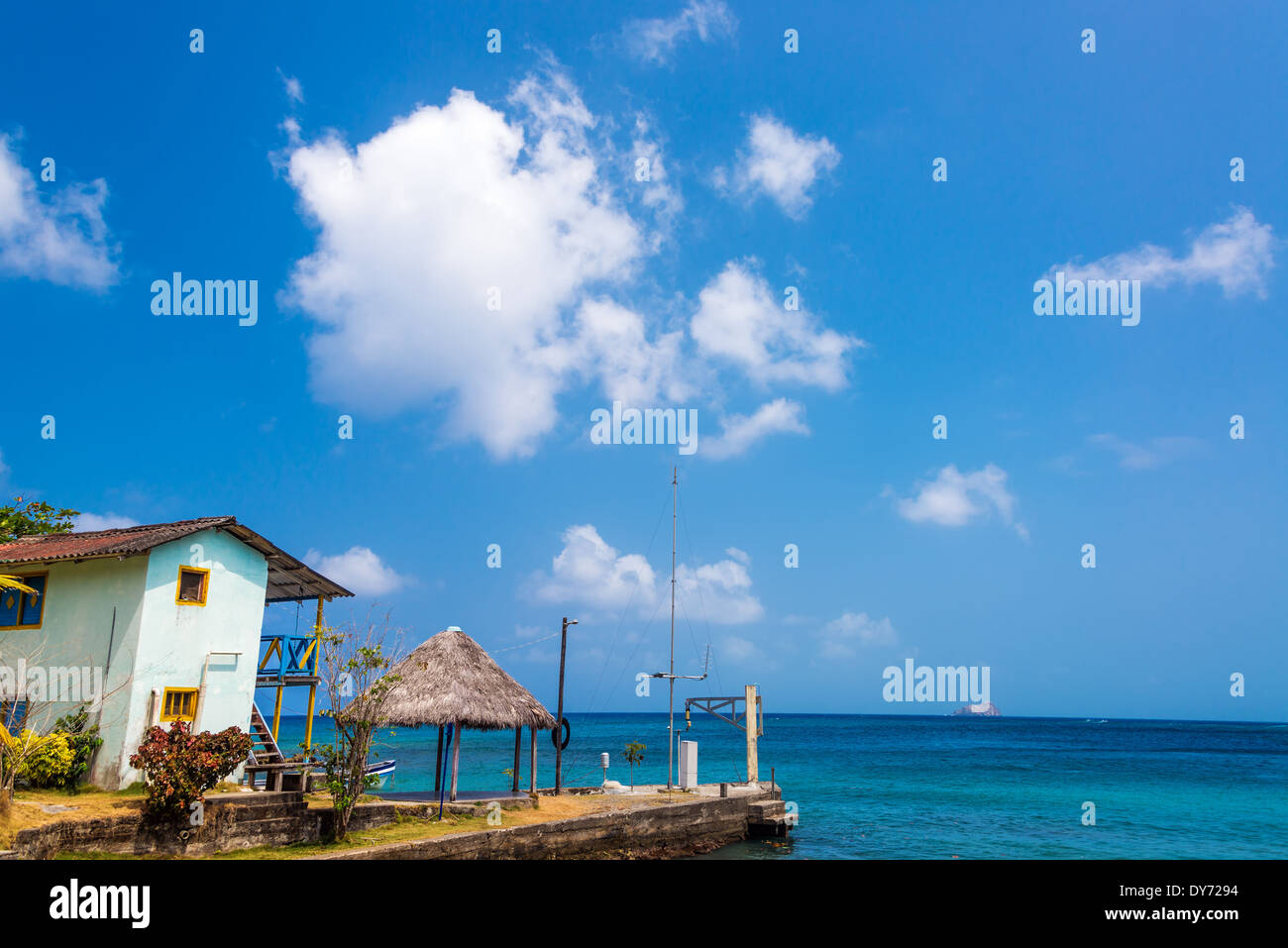 Kleines Haus in Capurgana, Kolumbien mit Blick auf das Karibische Meer Stockfoto