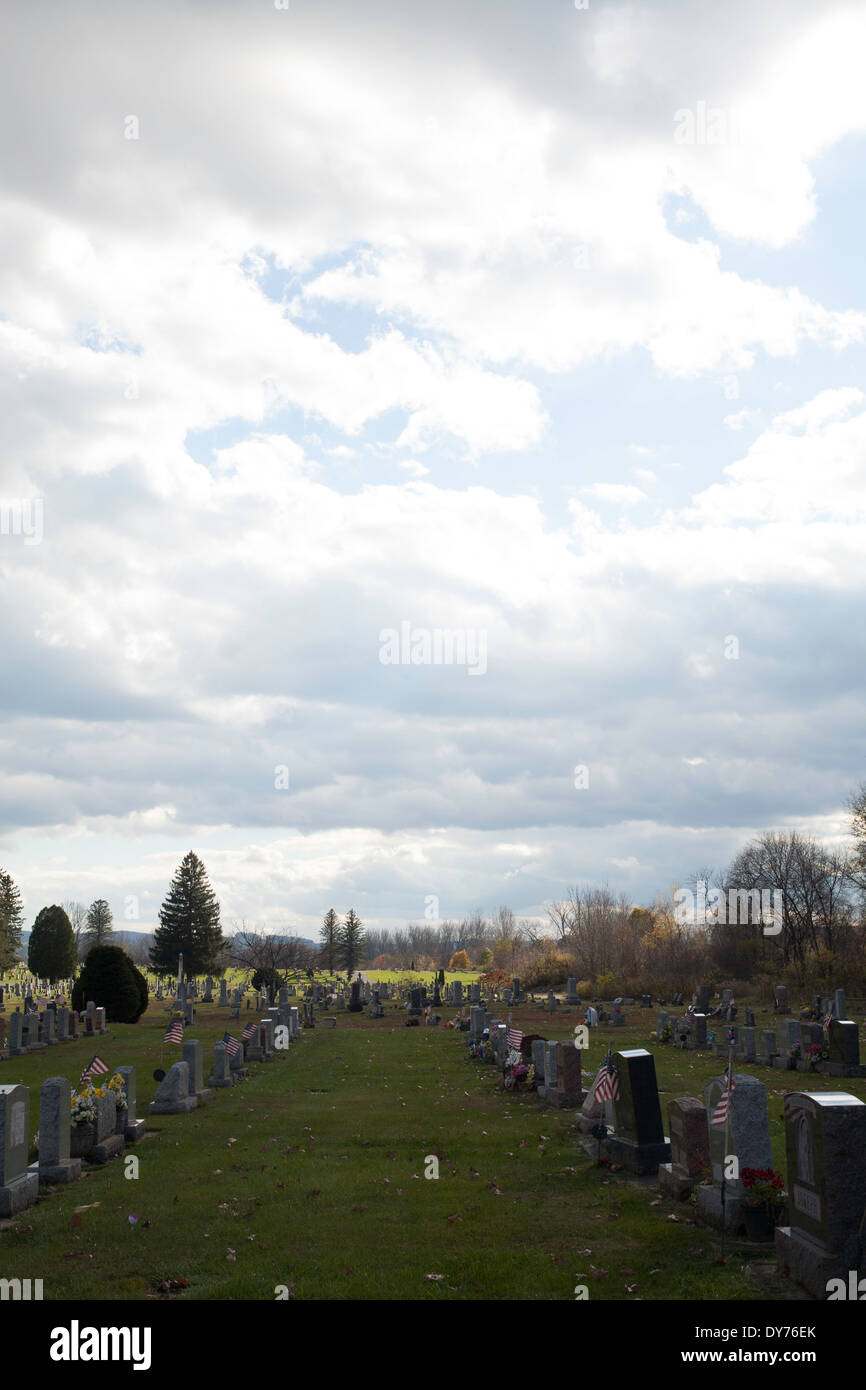 Ein Friedhof in North Adams, Massachusetts mit der untergehenden Sonne auf den Bergen. Stockfoto