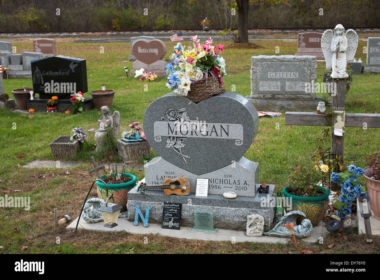 Ein Grabstein für ein geliebter Mensch in einem New England Friedhof eingerichtet. Stockfoto