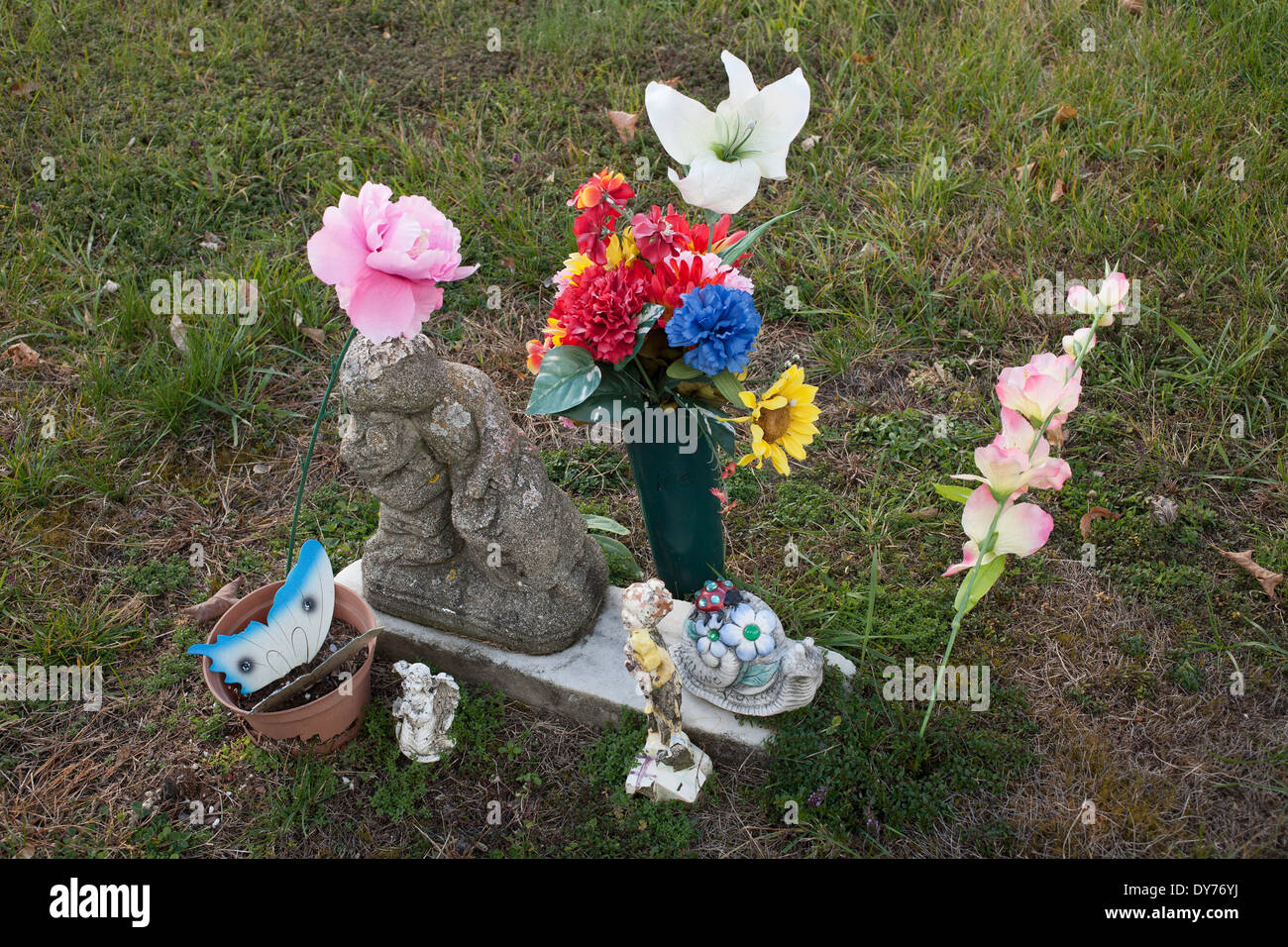 Eine einfache Markierung für eine geliebte Person in einem New England Friedhof eingerichtet. Stockfoto