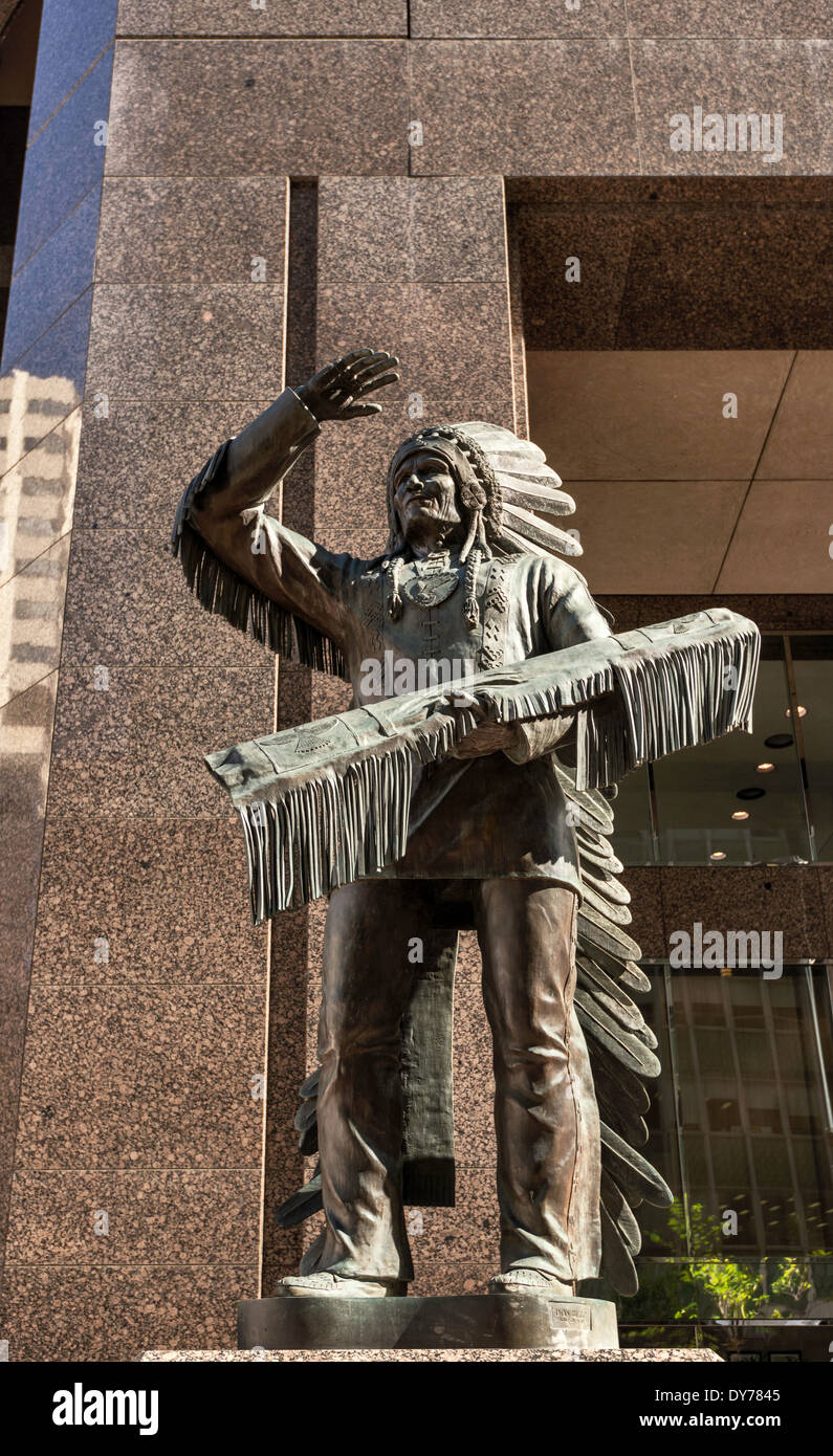 Statue von sitzen Adler vom Bildhauer Don Begg, Encor Ort Büroturm an der 7th Avenue SW in der Innenstadt von Calgary, Alberta, Kanada Stockfoto