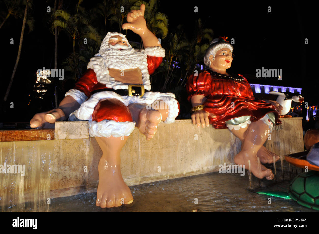 Weihnachts-Dekoration mit traditionellen hawaiianischen Zeichen wie "Shaka Klaus" und "Mumu Klaus" in Honolulu, Oahu, Hawaii, USA Stockfoto