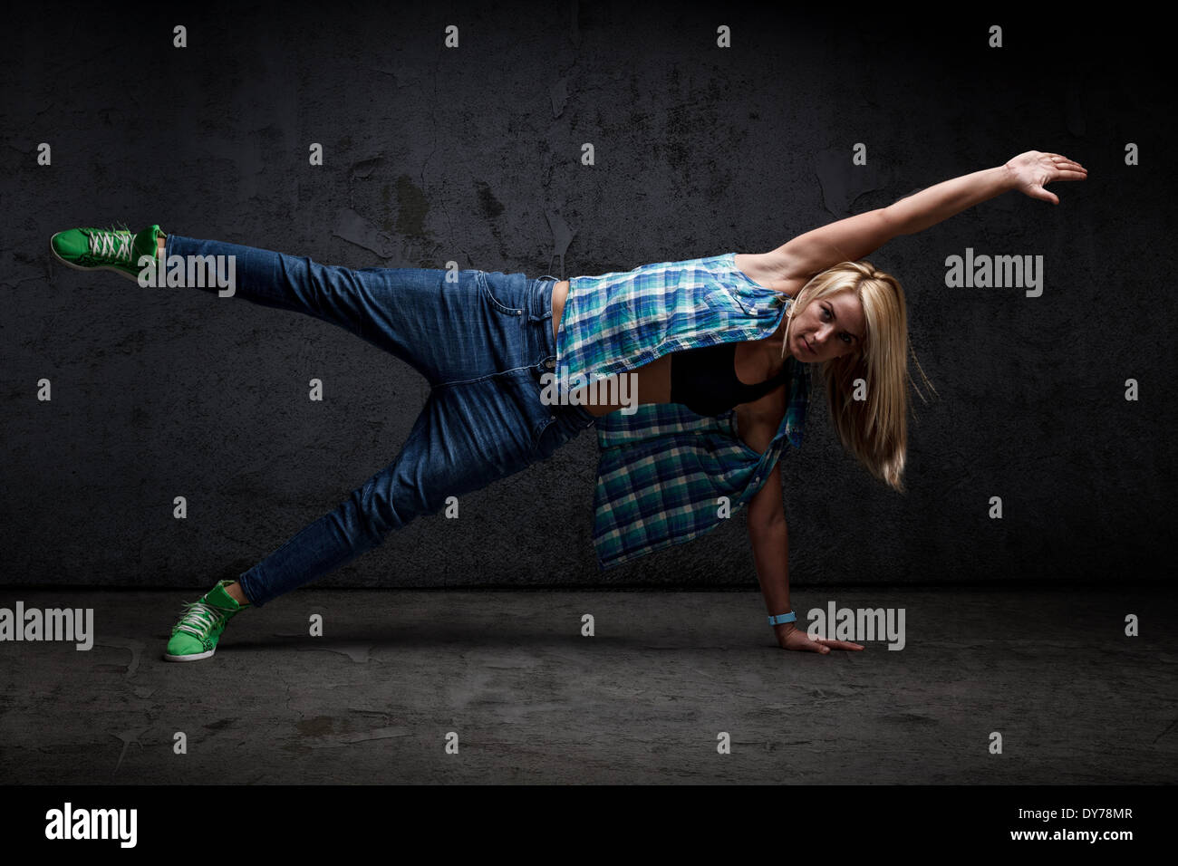 Moderne Tänzerin Posen vor dem Hintergrund des Grunge Betonwand Stockfoto