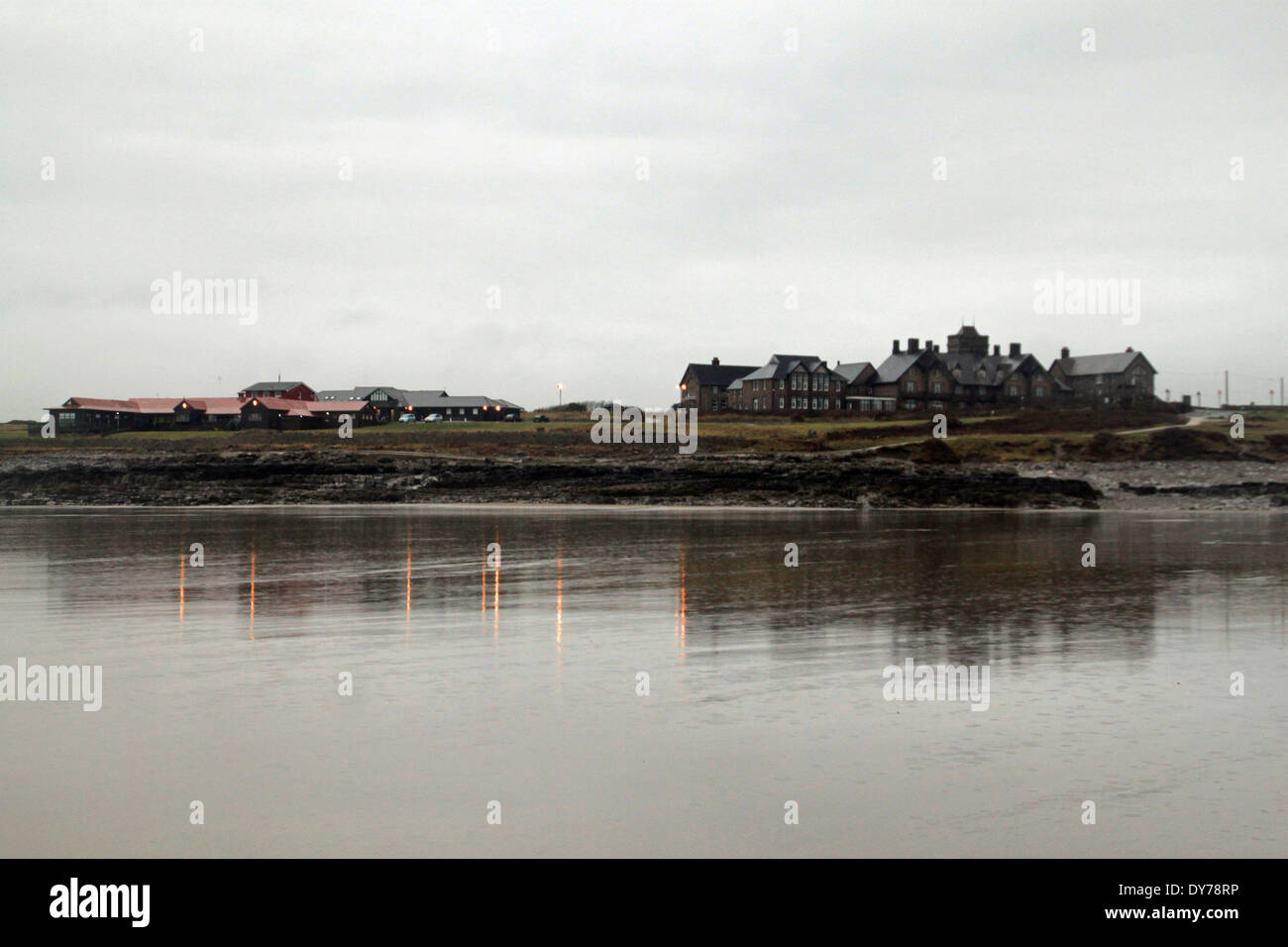 alte Menschen zu Hause mit Reflektion auf Sand ausruhen Stockfoto