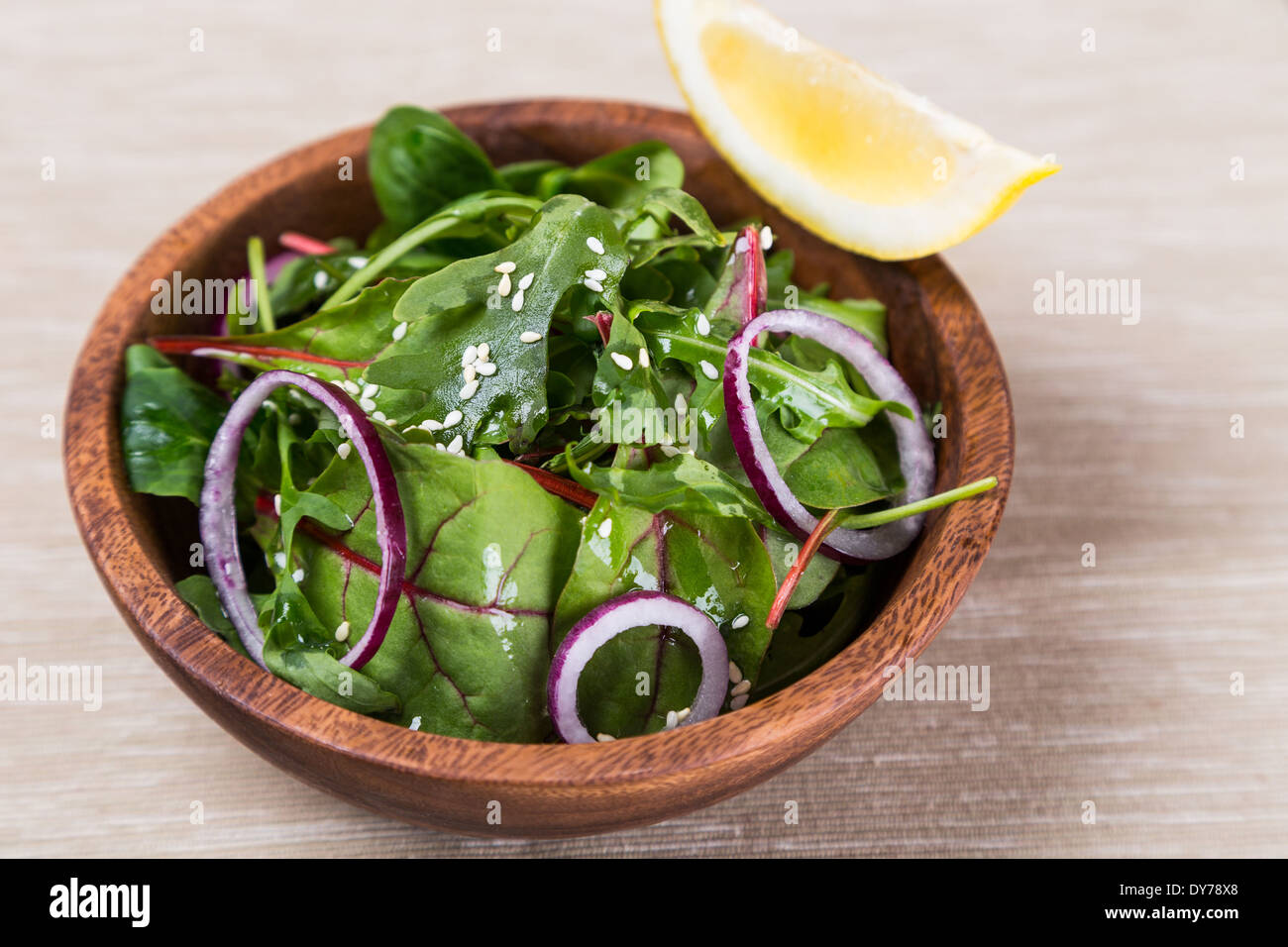 frischer Salat aus Blätter der Rüben, Spinat und Zwiebeln, Zitrone Stockfoto