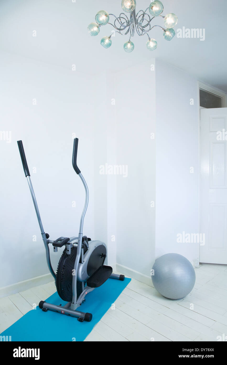 Home Gym mit Übung Matte, Fitness-Studio Gummiball und Ellipsentrainer Stockfoto