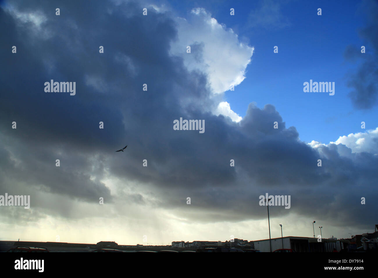 dramatische Winterhimmel mit Leuchtturm in porthcawl Stockfoto