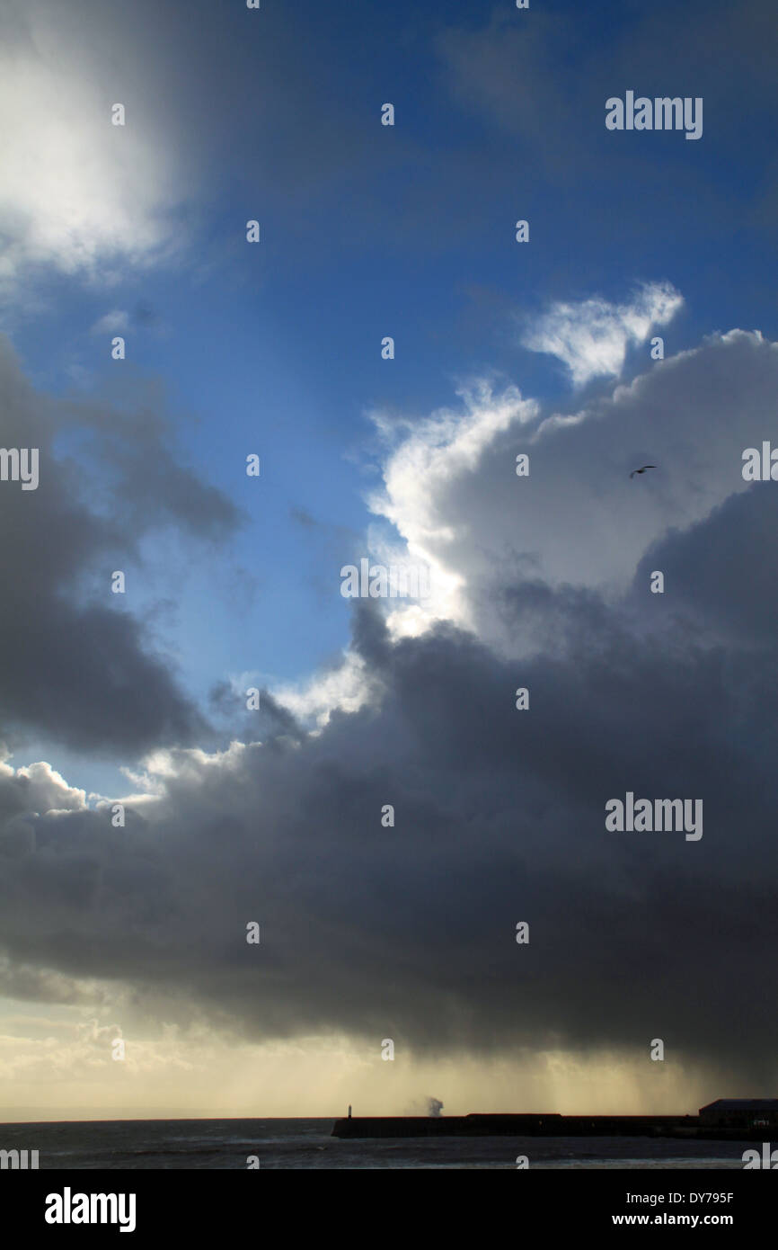 dramatische Winterhimmel mit Leuchtturm in porthcawl Stockfoto