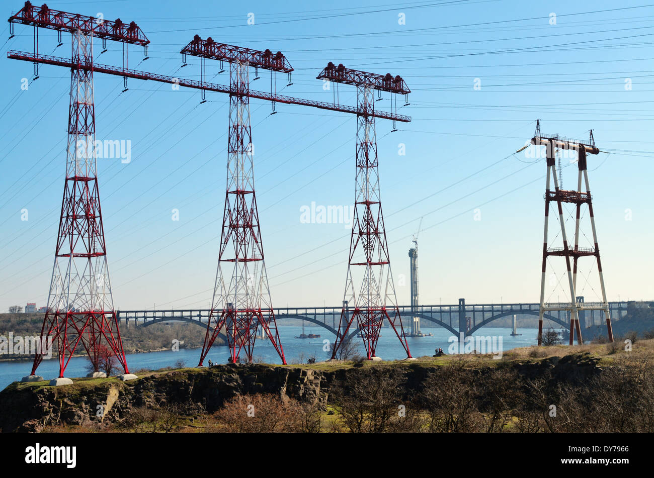 Elektrische Leitungen von Dnepr Wasserkraftwerk, das größte Wasserkraftwerk am Dnjepr, Saporischschja, Ukraiaine Stockfoto