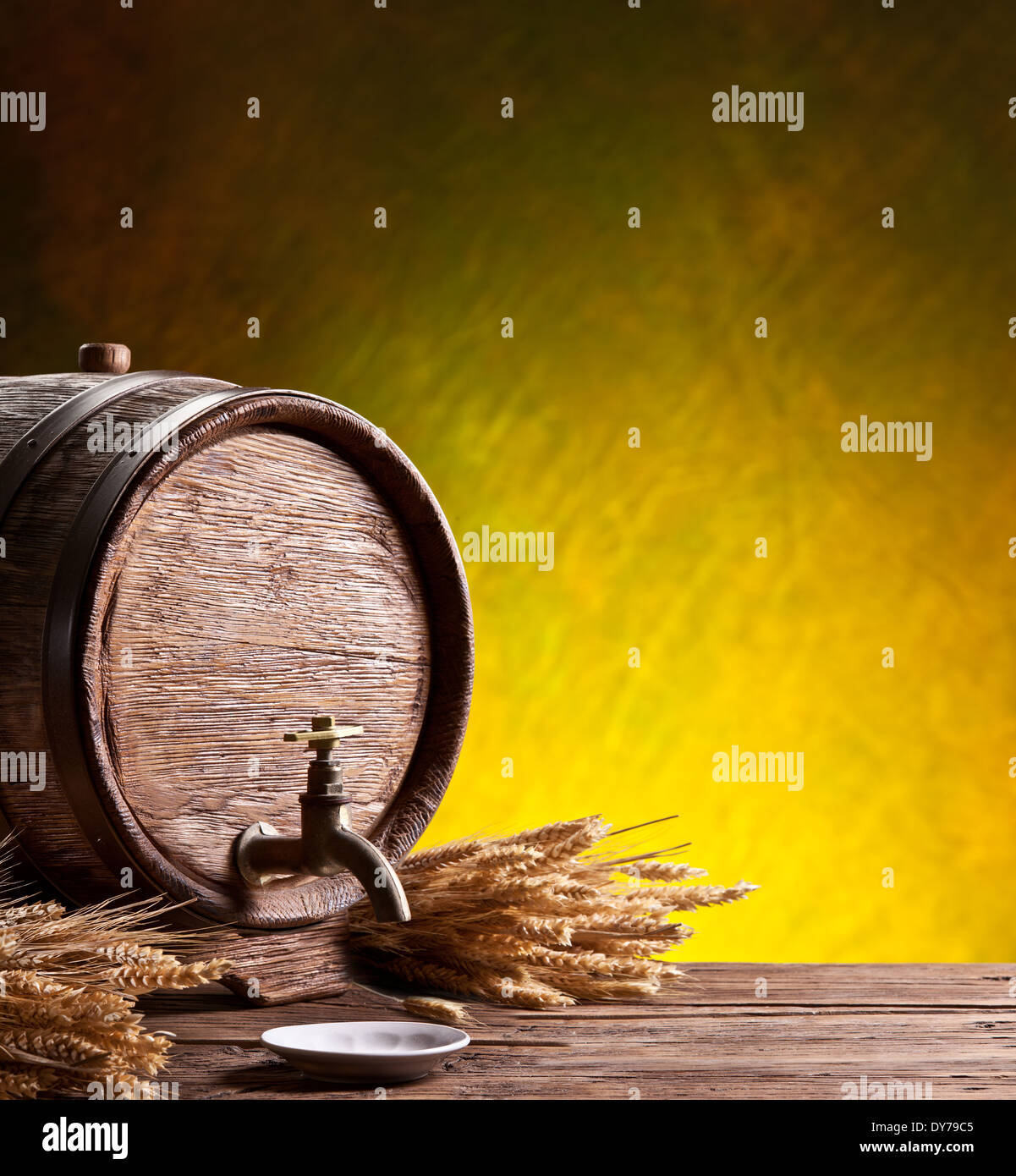 Alte Eiche Fass auf einem Holztisch. Hinter dunklen Hintergrund jedoch unscharf. Stockfoto