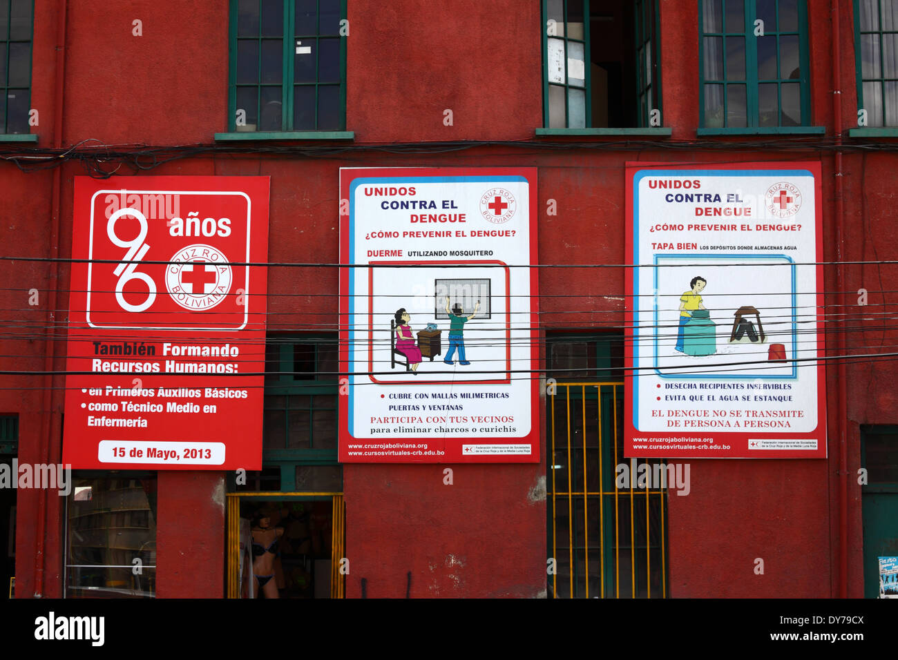 Plakate auf Seite des Roten Kreuzes Bau Beratung von Menschen, wie man verhindern, dass Ausbrüche von Dengue-Fieber, La Paz, Bolivien Stockfoto
