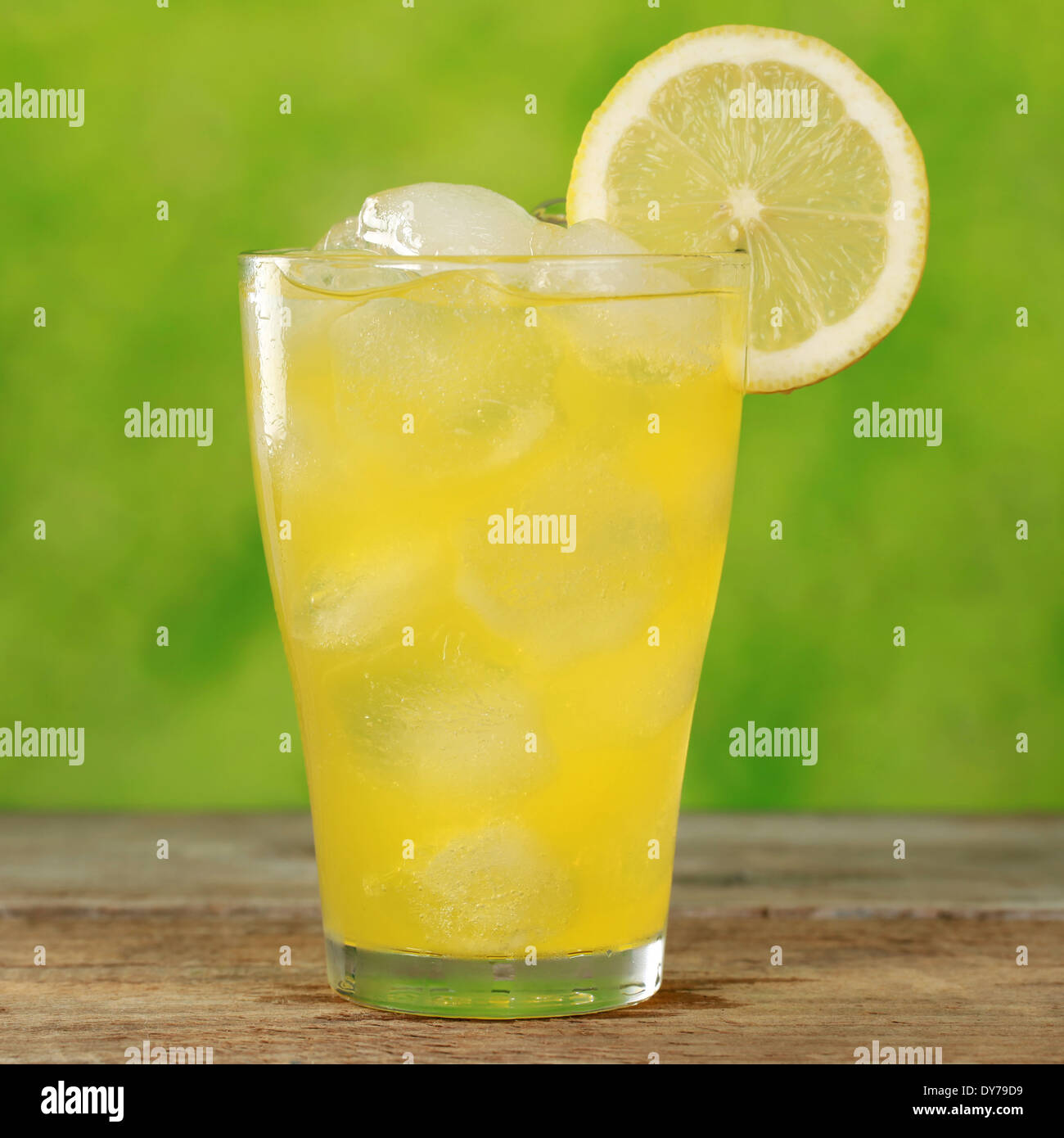 Kalte Orangen Limonade in ein Glas mit Eiswürfeln, serviert mit einer Scheibe der Zitrone Stockfoto