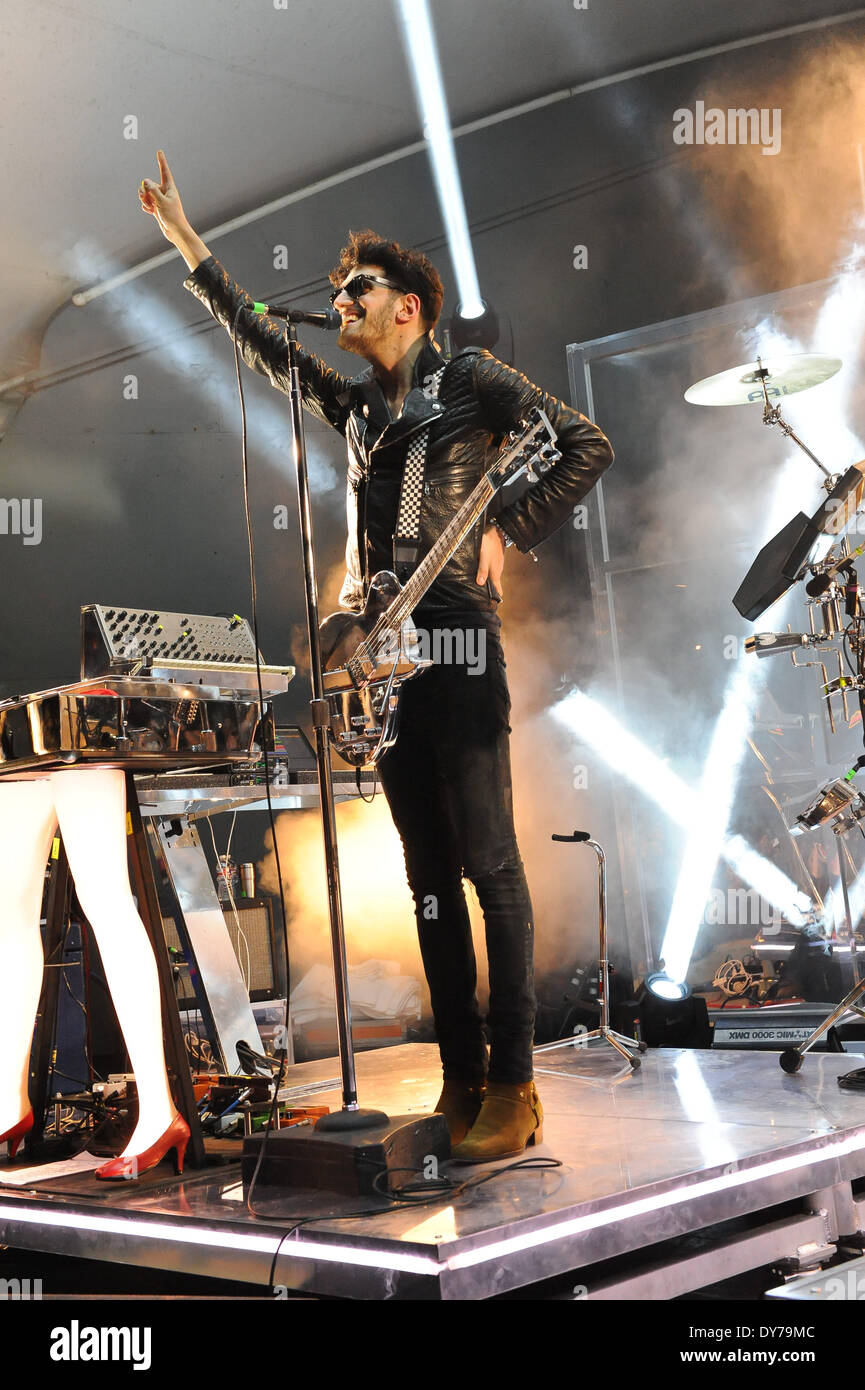 Austin, Texas, USA. 7. April 2014. David Macklovitch führt aka "Dave 1" von Chromeo in Konzert in der Stubb am 7. April 2014 in Austin, Texas. (Foto von Manuel Nauta/NurPhoto) © Manuel Nauta/NurPhoto/ZUMAPRESS.com/Alamy Live-Nachrichten Stockfoto