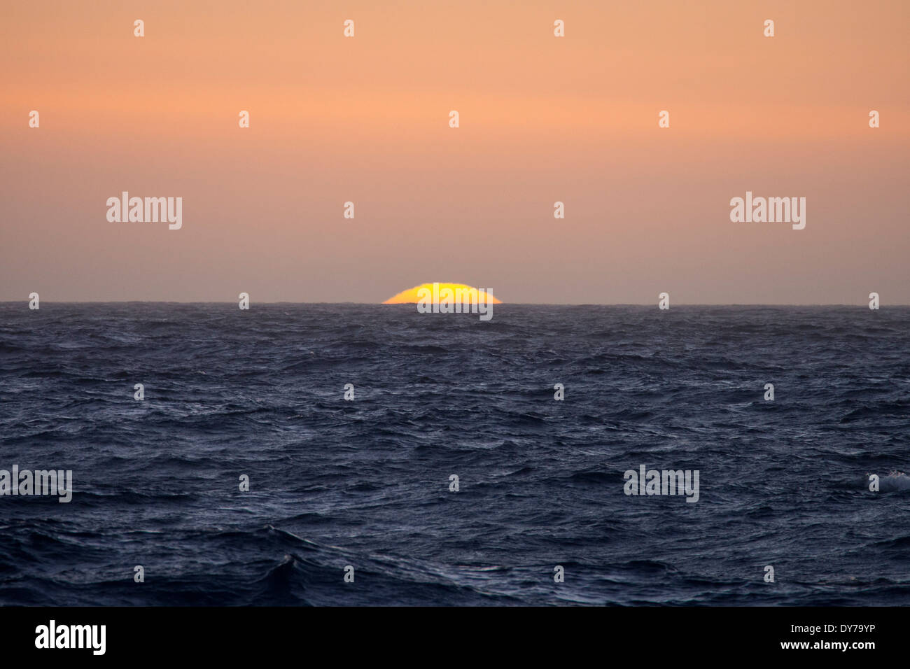 Die untergehende Sonne über dem südlichen Ozean in der Drake-Passage. Stockfoto