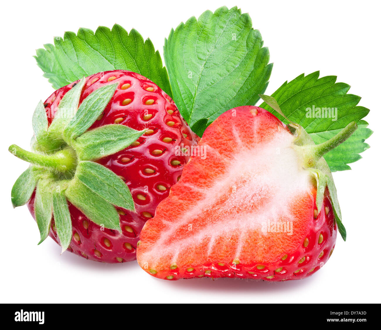 Erdbeeren mit Blättern. Datei enthält Beschneidungspfade. Stockfoto