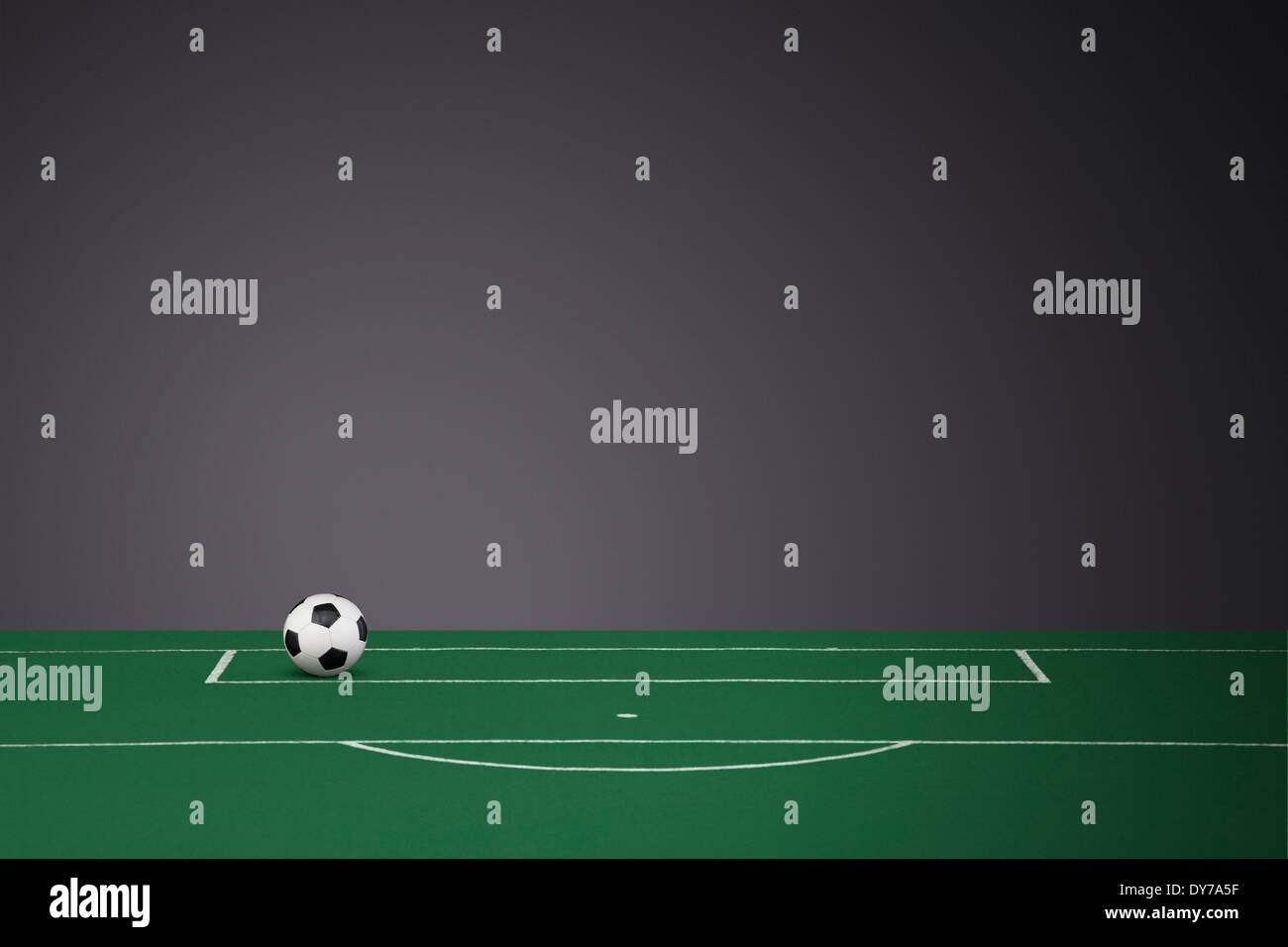 Schwarz & weißem Leder Fußball auf dem Stoff-Fußballplatz Stockfoto