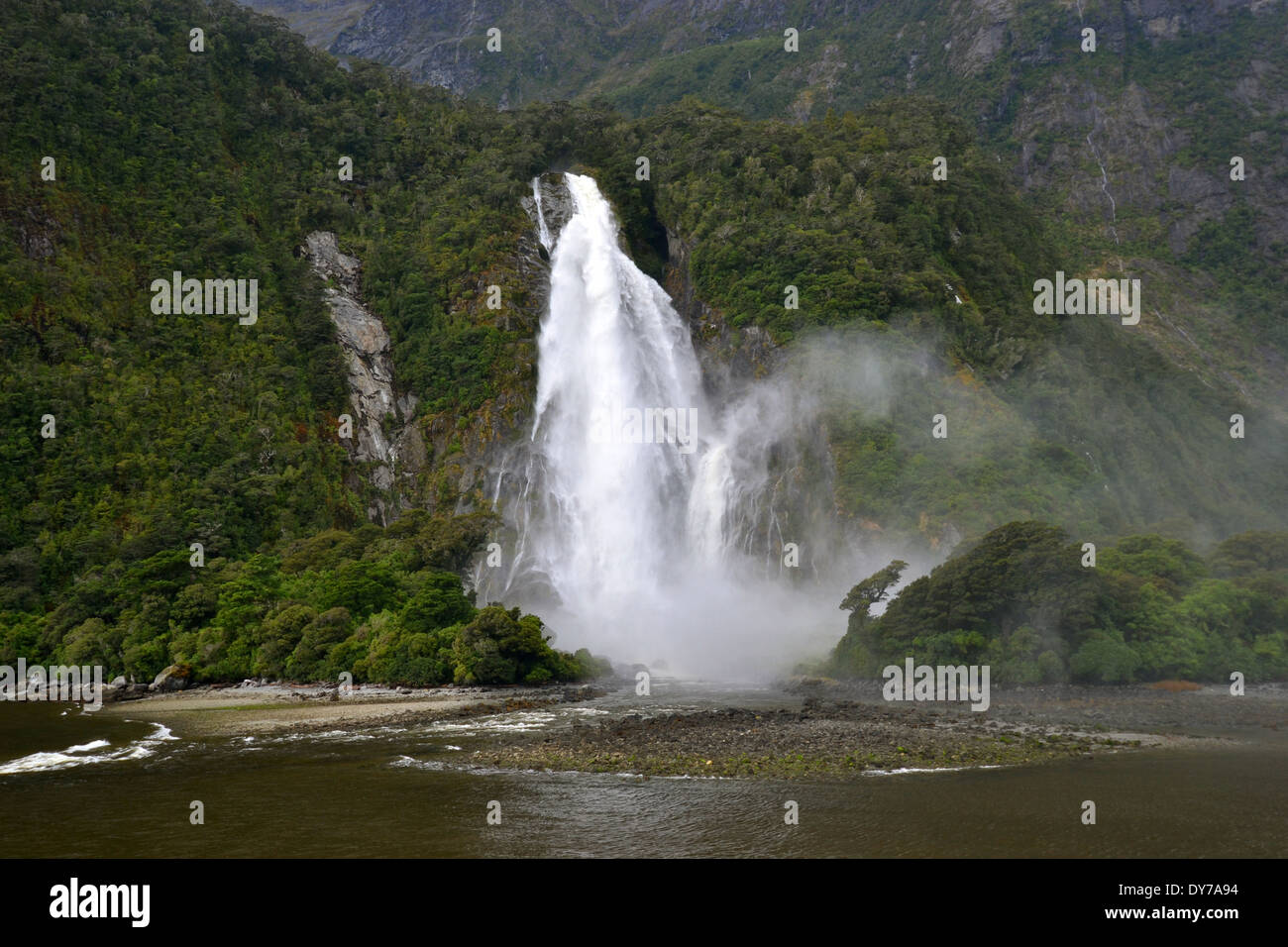 Bowen Wasserfälle am Milford Sound, ein UNESCO-Weltnaturerbe, Fiordland-Nationalpark, Südinsel, Neuseeland Stockfoto
