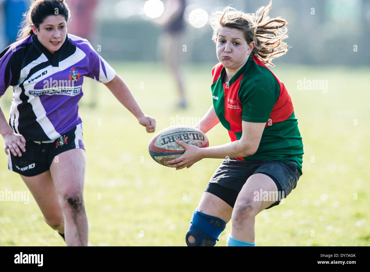 Aberystwyth Universität Frauen (in rot und grün) spielen Rugby gegen Trinity St Davids Universität Wales UK Stockfoto