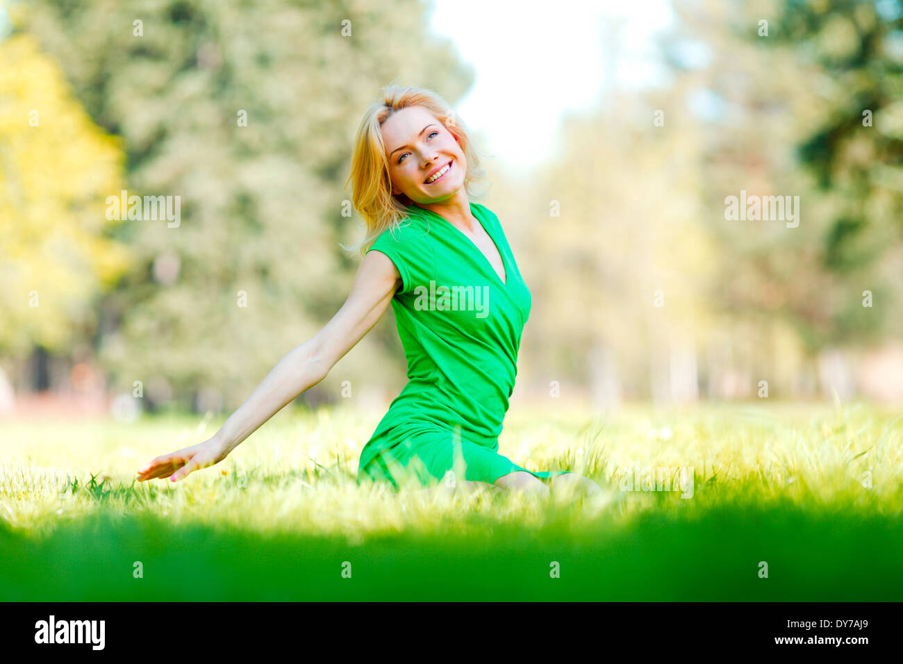 Schöne junge Frau Frühling Natur genießen Stockfoto