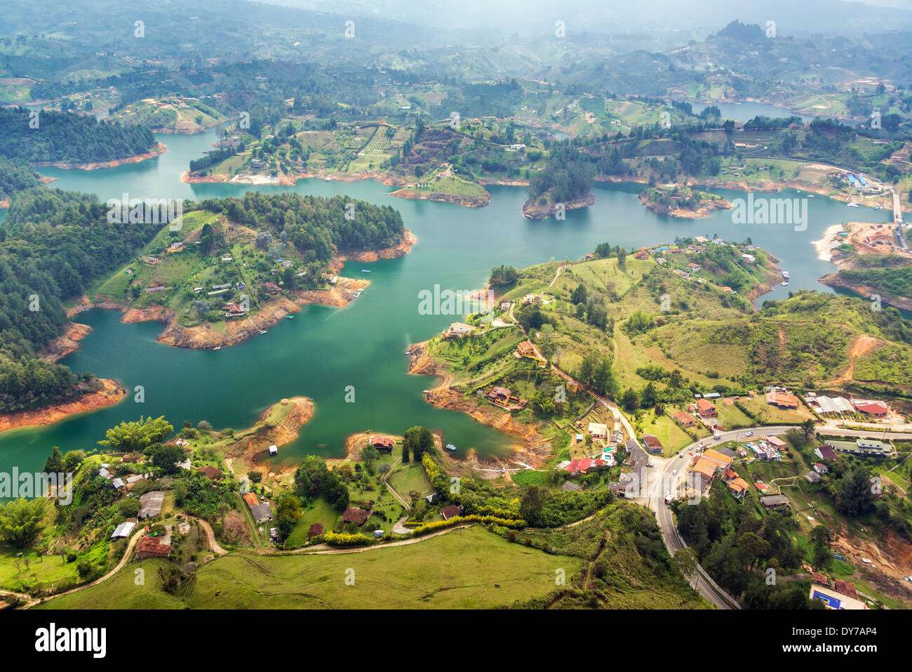Blick auf Guatape See von hoch oben in Kolumbien Stockfoto