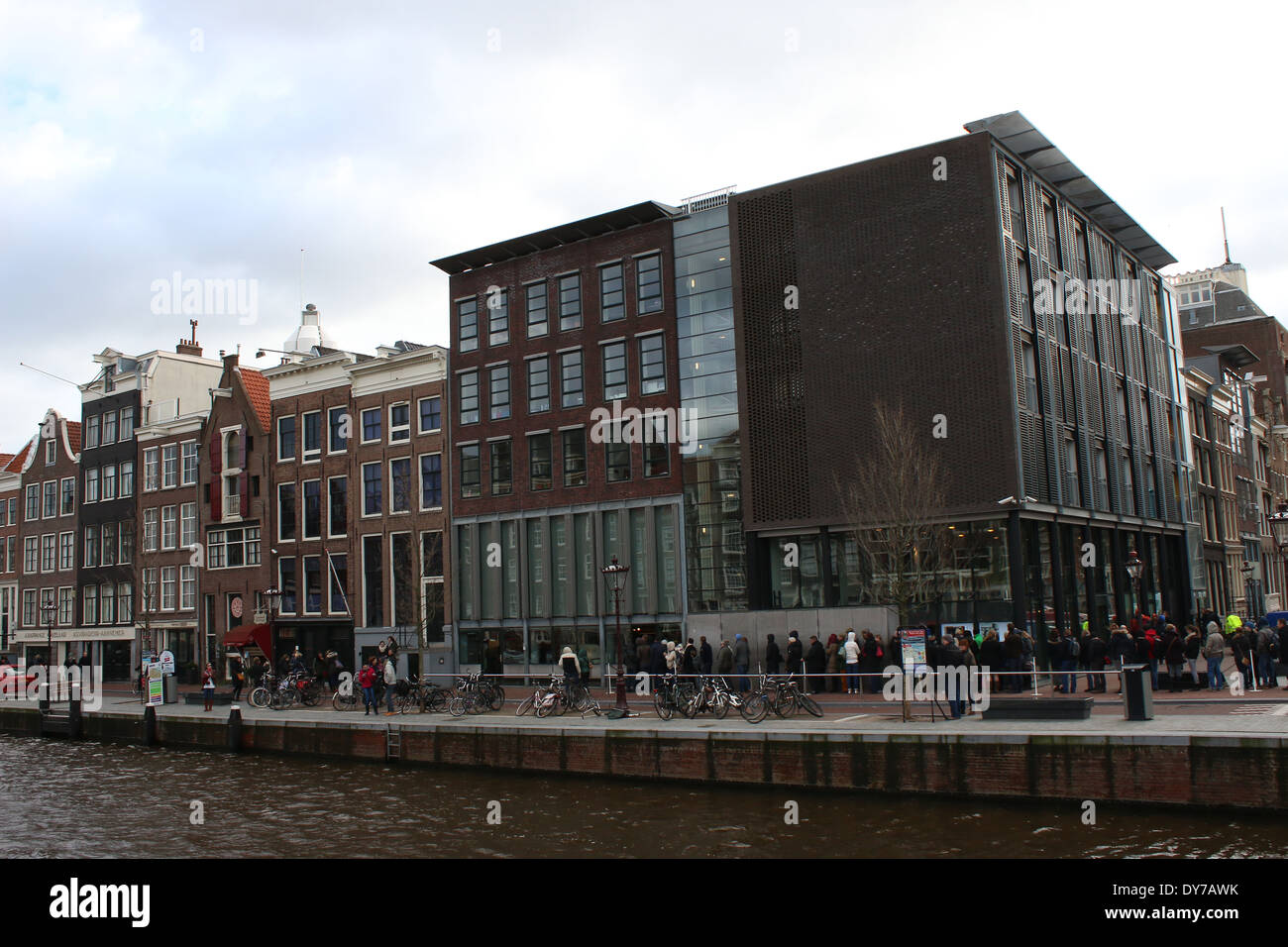 Menschen stehen in der Schlange vor dem Anne Frank Haus Museum (Achterhuis/Hinterhaus) am Prinsengracht Kanal, Jordaan-Viertel, im Zentrum von Amsterdam Stockfoto