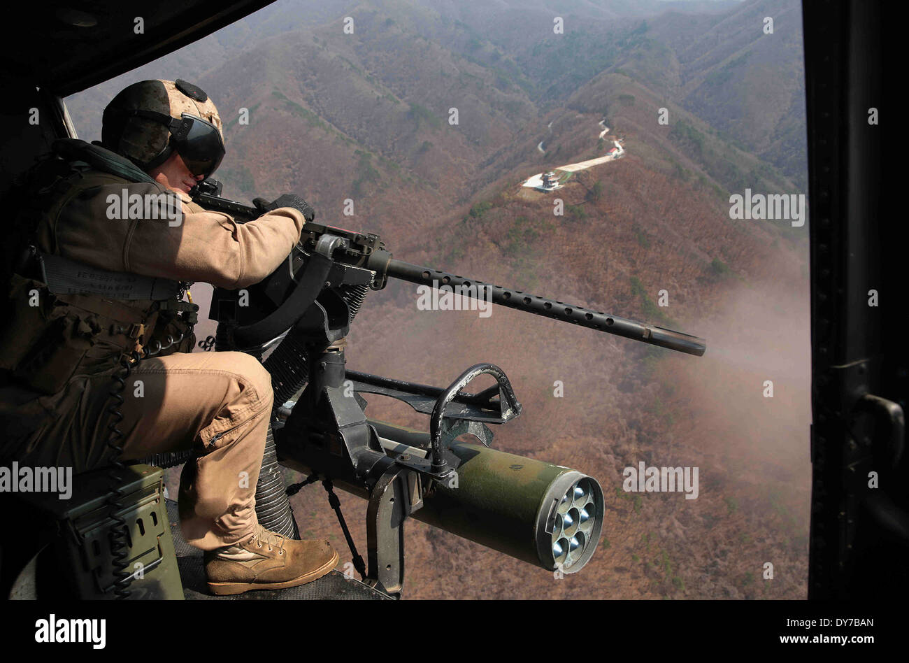 Ein US-Marine feuert die Tür Gewehr auf einem UH-1Y Venom Hubschrauber während der Durchführung Flugbetrieb während während Ssang Yong Übung 1. April 2014 in Pohang, Südkorea. Stockfoto