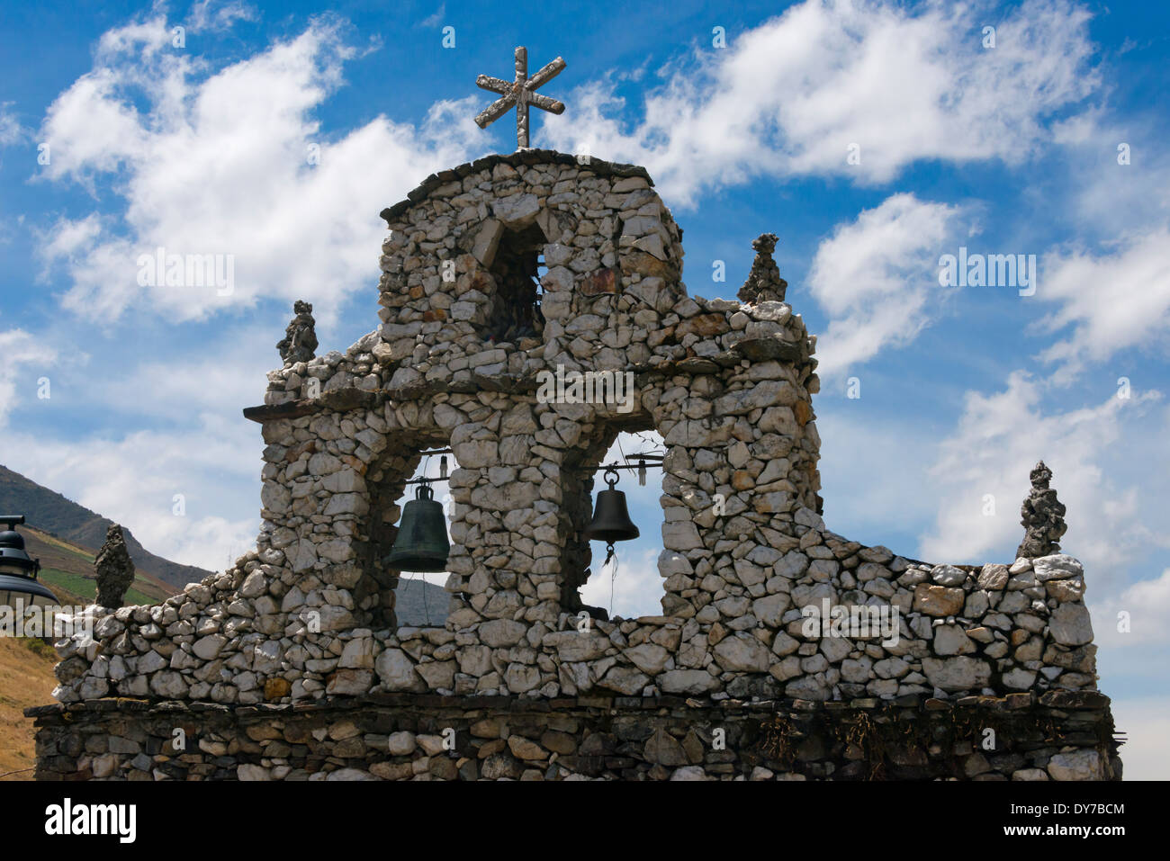 Glockenturm der Kirche in den Bergen, Staat Merida, Venezuela Stockfoto