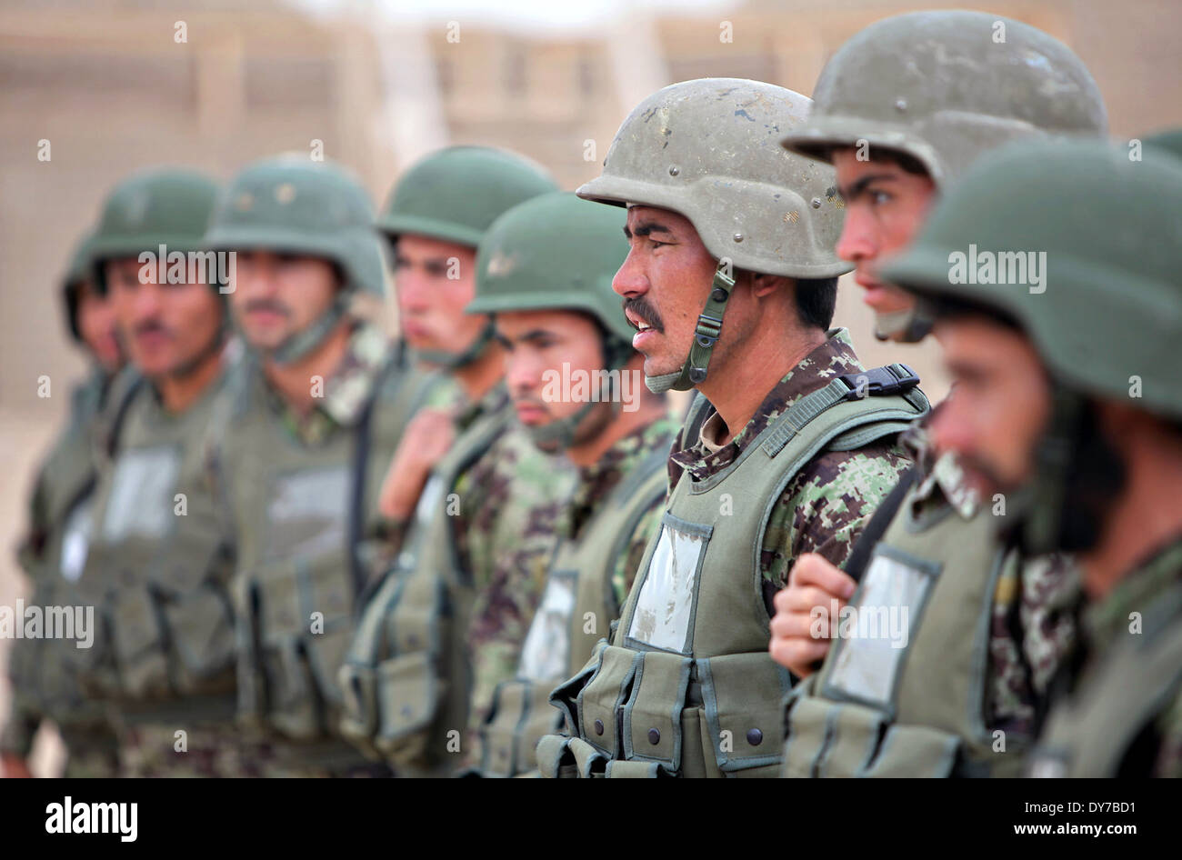 Afghan National Army Soldaten mit der 4. Tolai, 6. Kandak, 4. Brigade werden instruiert, vor der Durchführung einer abschließenden Übung auf der Regionalschule Corps Kampf 1. April 2014 im Camp Bastion, Provinz Helmand, Afghanistan. Stockfoto