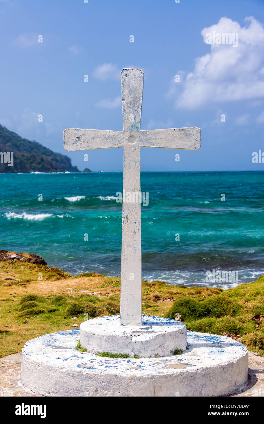 Blick auf ein weißes Kreuz mit dem karibischen Meer im Hintergrund La Miel, Panama Stockfoto