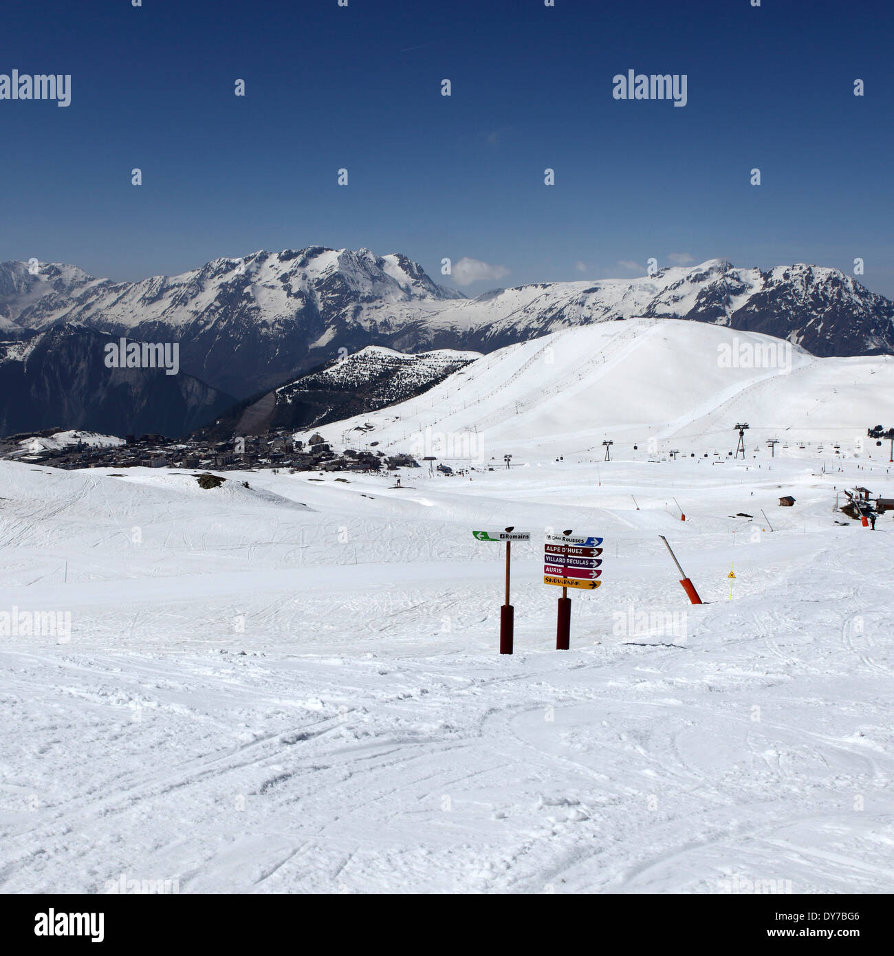 Zeichen und ein Schnee bedeckt Alpine Ski Piste in Alpe d ' Huez, Frankreich. Stockfoto