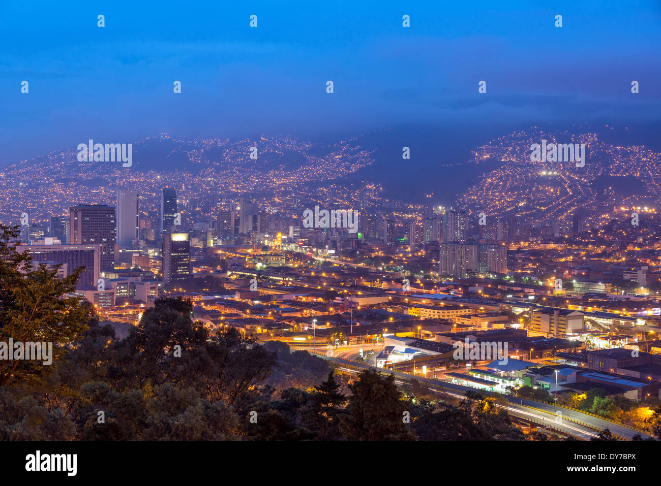 Stadtbild von Medellin, Kolumbien genommen in der Abenddämmerung Stockfoto