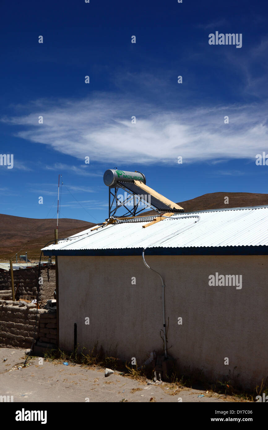 Solarbetriebene Warmwasserbereiter am Dach des Gebäudes im Dorf im chilenischen Altiplano, Region I, Chile Stockfoto