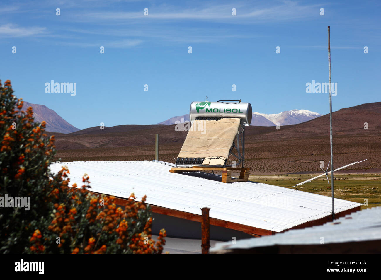 Solarbetriebene Warmwasserbereiter am Dach des Gebäudes in chilenischen Altiplano, Region I, Chile Stockfoto