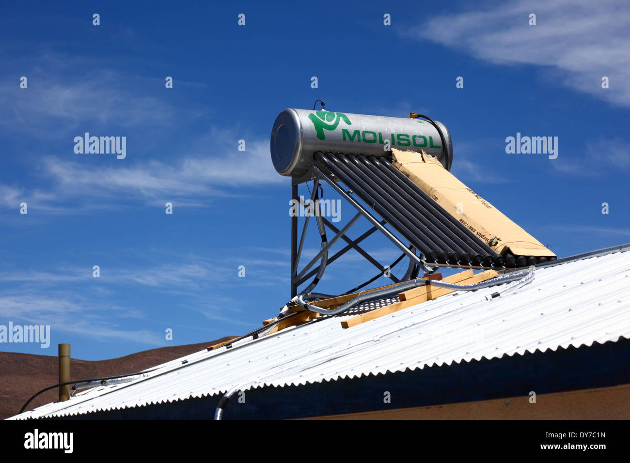 Solarbetriebene Warmwasserbereiter am Dach des Gebäudes in chilenischen Altiplano, Region I, Chile Stockfoto