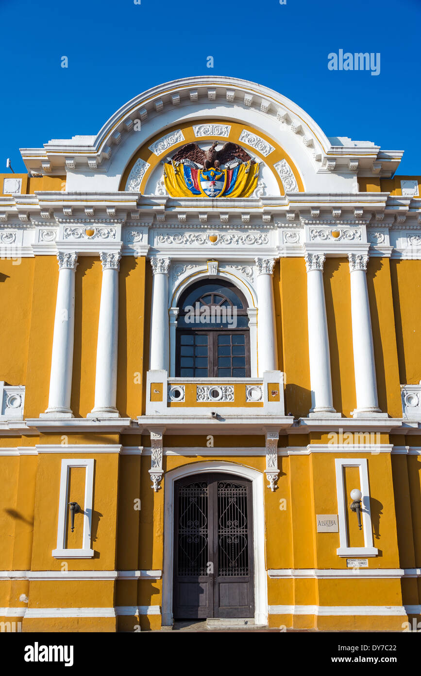 Rathaus von Santa Marta, Kolumbien mit einem tiefblauen Himmel Stockfoto