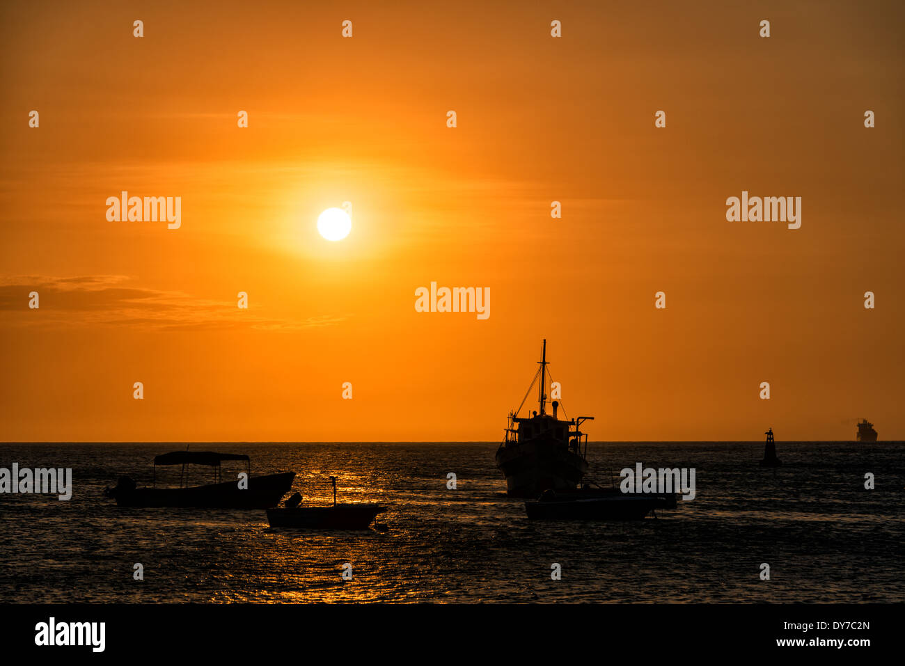 Silhouetten von Booten bei Sonnenuntergang vor der Küste von Santa Marta, Kolumbien Stockfoto